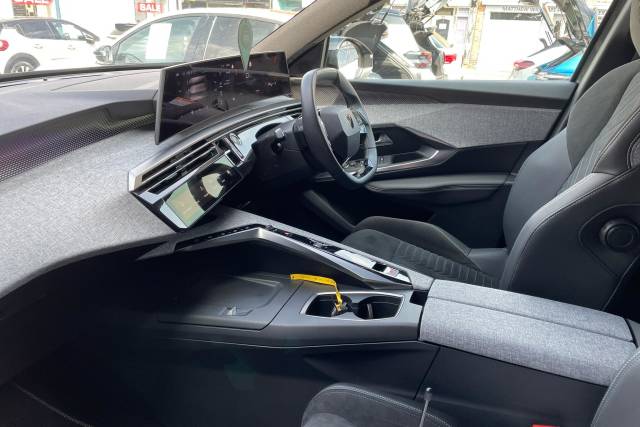 2024 Peugeot 3008 1.2 Hybrid 136 GT 5dr e-DSC6
