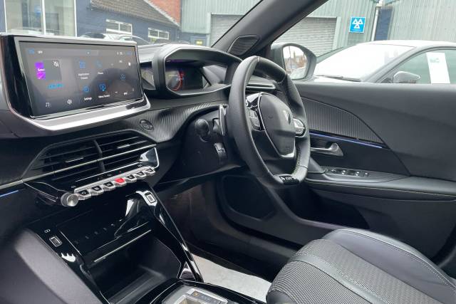 2025 Peugeot 2008 1.2 Hybrid 136 GT 5dr e-DSC6