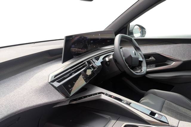 2025 Peugeot 3008 1.2 Hybrid 136 GT 5dr e-DSC6
